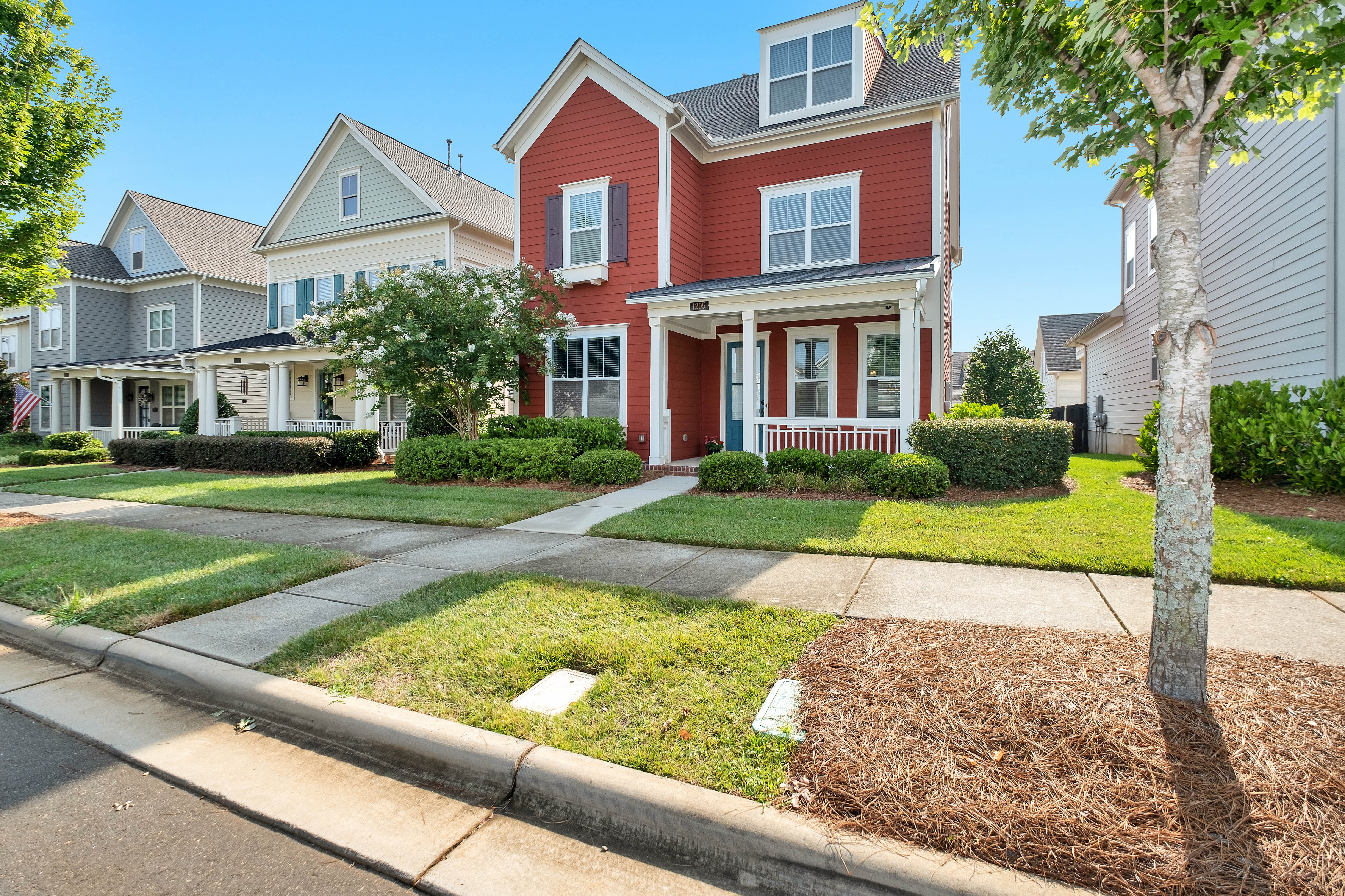 A neighborhood with homes from a street view.